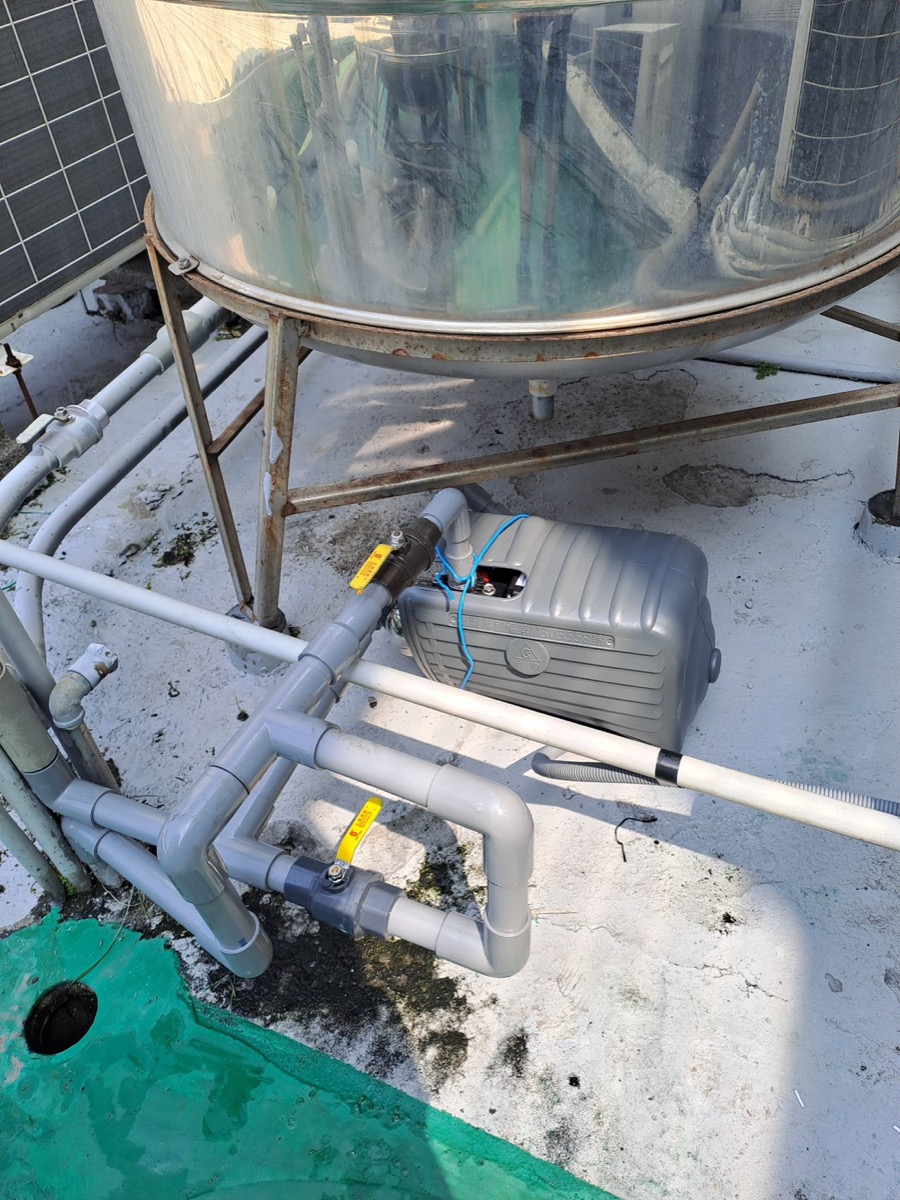 漏水漏電查修工程施工現場：頂樓水塔下方原管路鏽蝕漏水，整組汰換為新的灰色 PVC 主管，搭配多組球閥、止水閥與加壓設備。