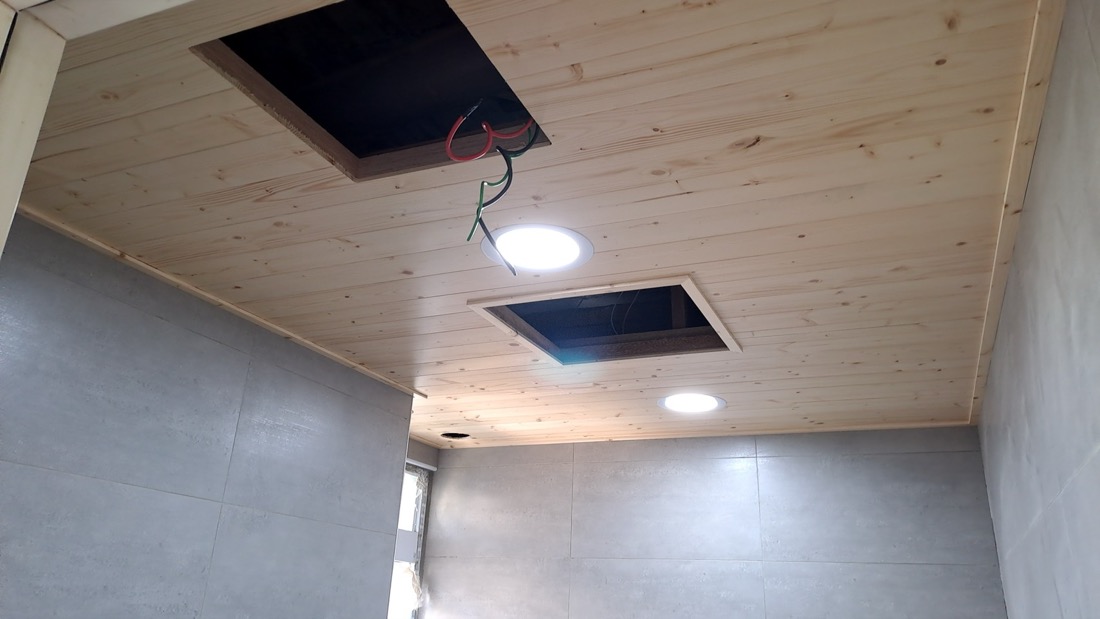 老屋配管：浴室翻修完工，窗邊牆面磁磚到位、天花板嵌入式 LED 吸頂燈安裝完成。