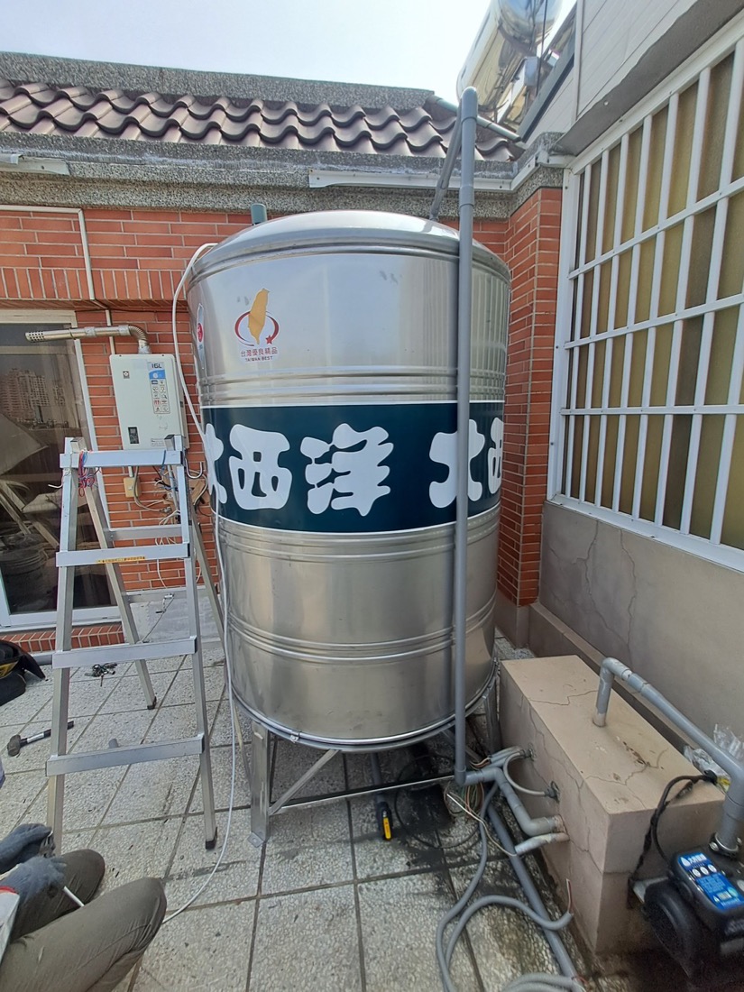 漏水查修：透天厝外吊車作業中，準備吊運頂樓水塔施工。