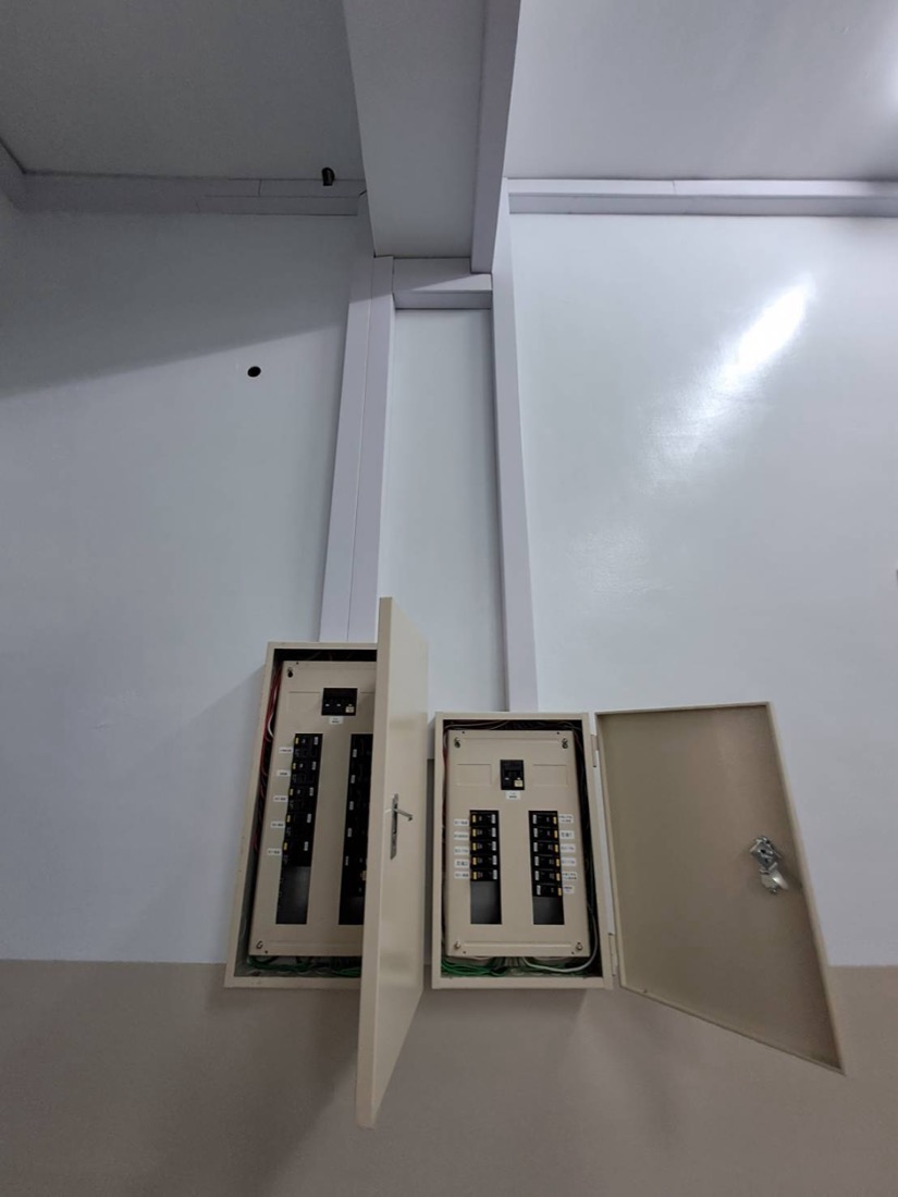 配電盤施作:白牆環境雙電盤開門驗收,主開關+分支電盤搭配貼標。