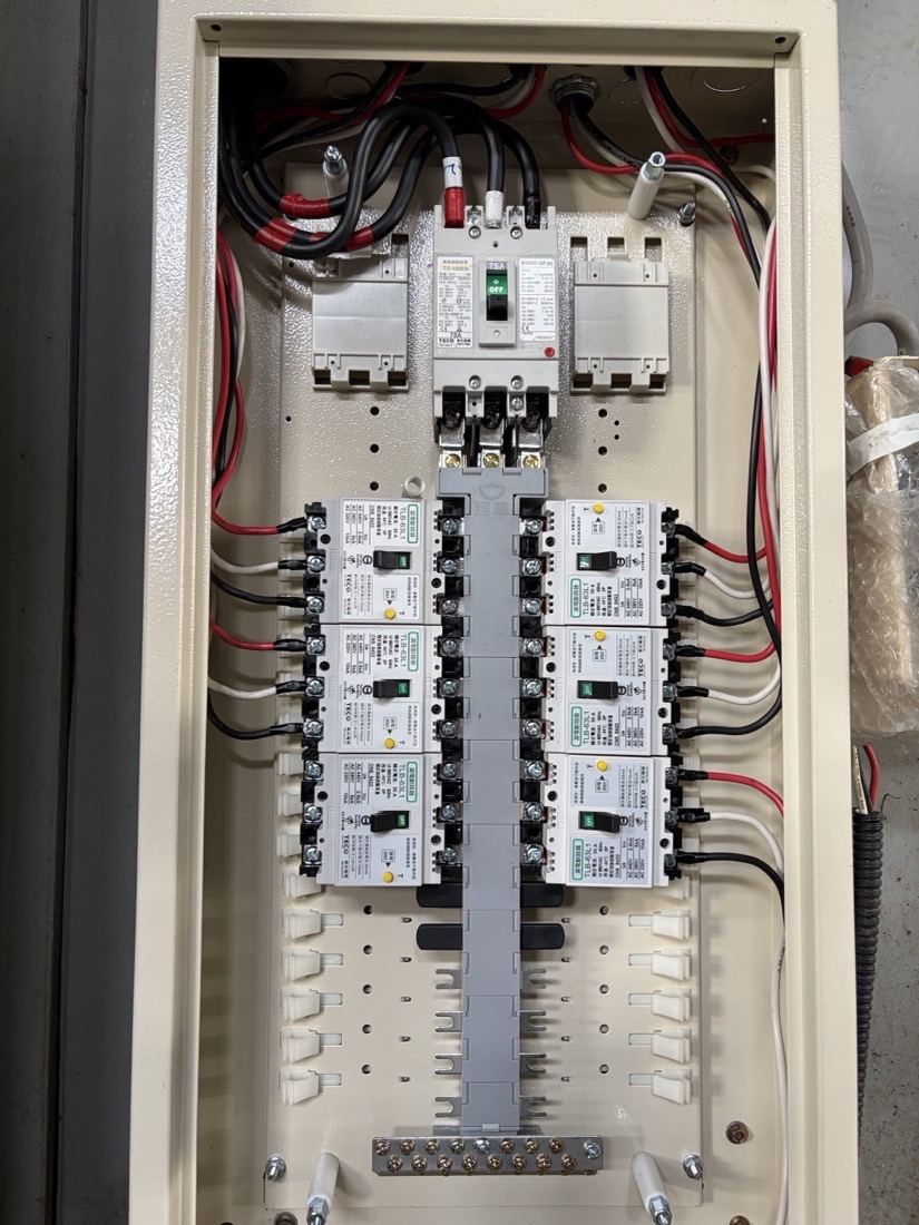 配電盤施作：工業級大型分電盤，TECO 三相主開關搭配多組 TLB-63LT 漏電斷路器，端子排匯流。
