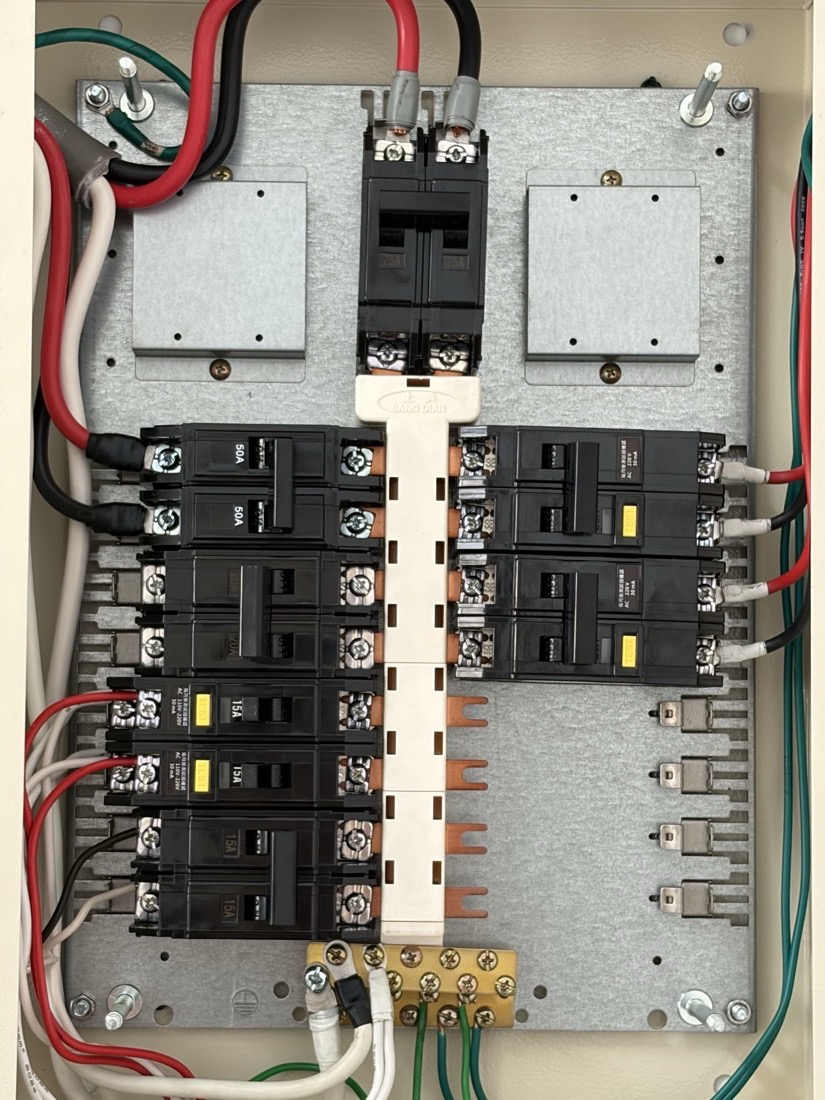 配電盤施作：住家分電盤內部，50A 主開關搭配多組 15A 分迴路斷路器，銅排匯流整齊。