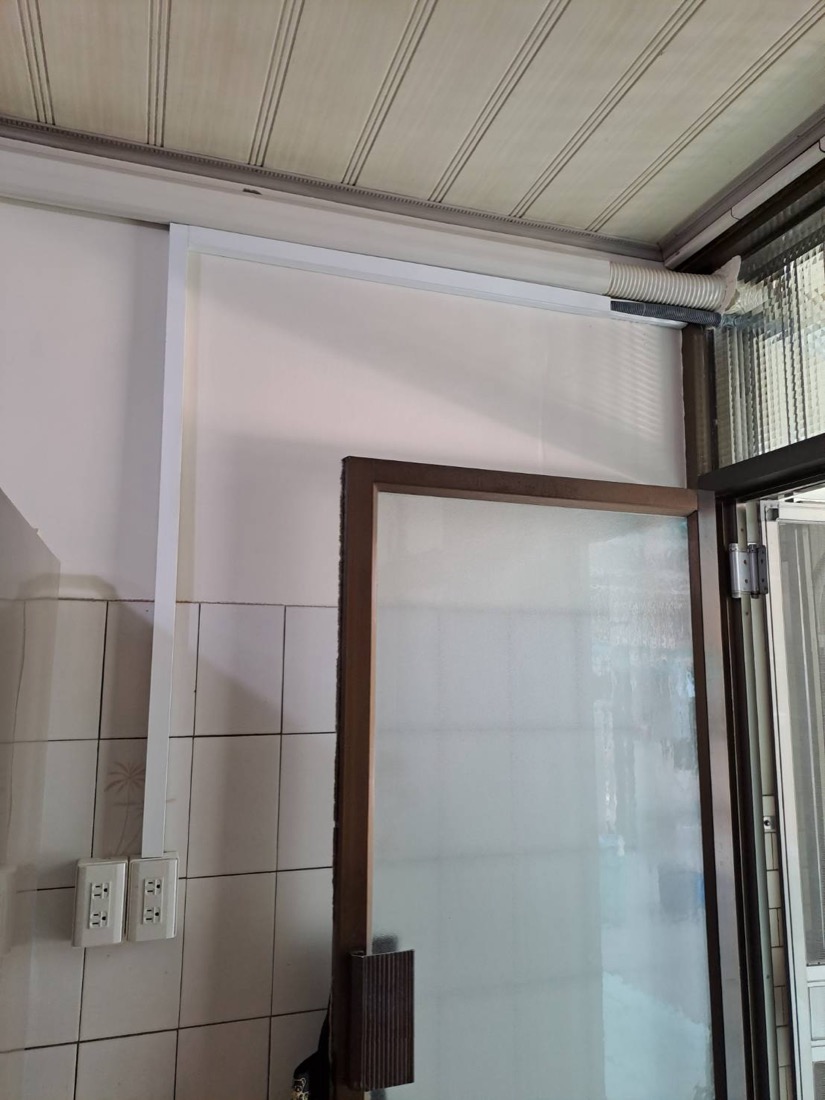 老屋配管：老屋窗戶旁牆面安裝明管下降至新增插座，搭配磁磚壁面。