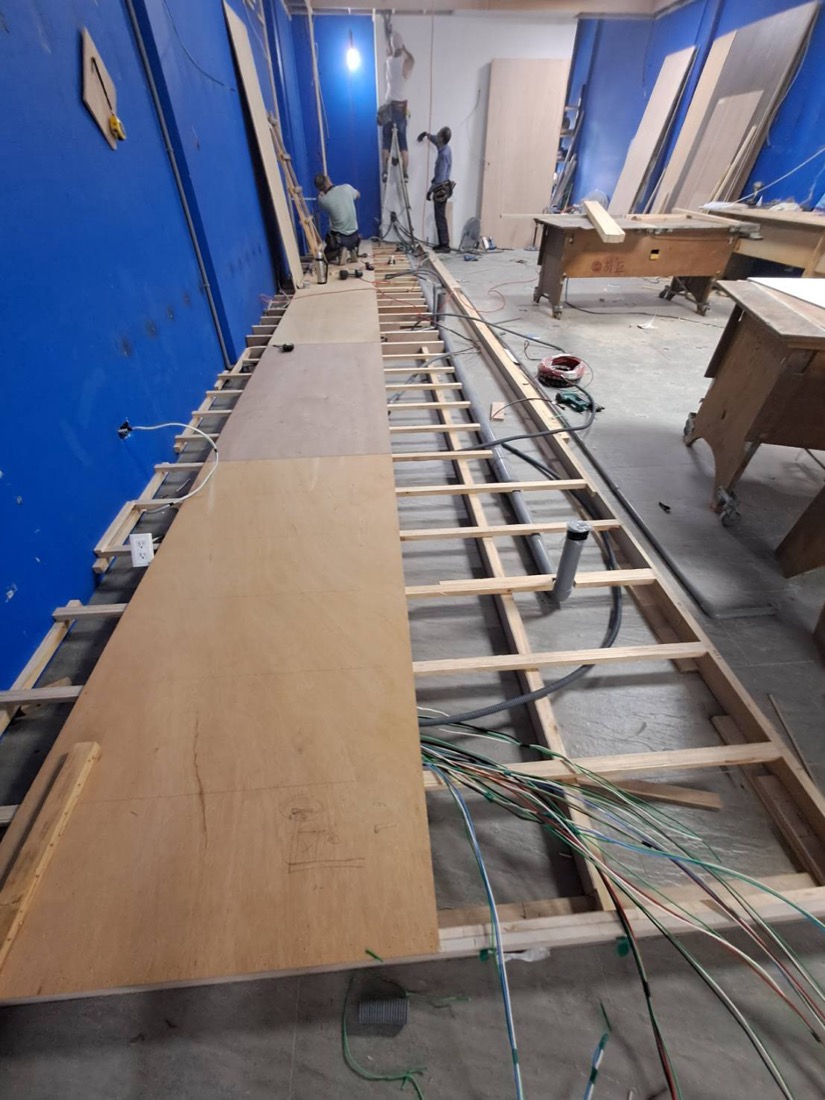 明管配線：商業空間整修中，地坪木作框內預埋電氣線路，後續封板施作。