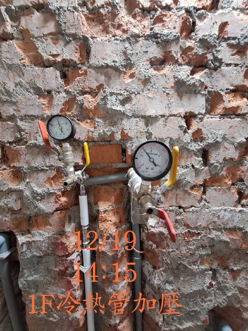 漏水查修:1F 冷熱水管雙錶加壓測試,現場以噴漆標示日期時間 12/19 14:15。