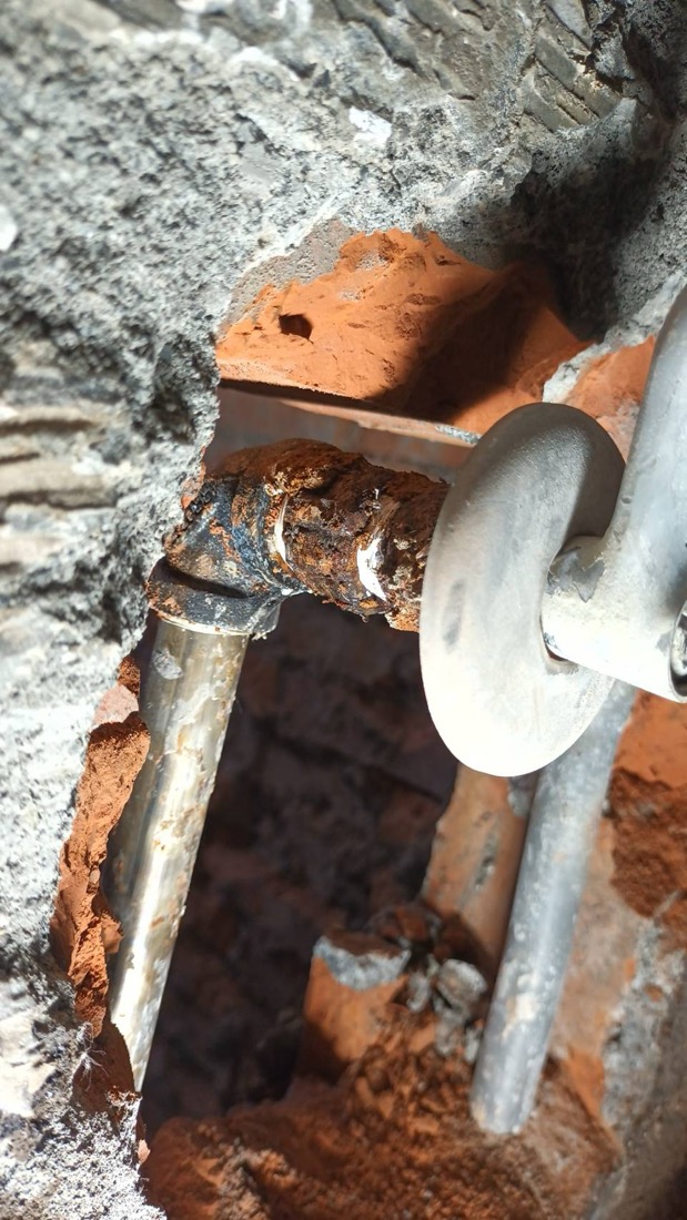漏水查修：磚牆內舊鐵管接頭嚴重鏽蝕、漏水痕跡明顯，準備切除更換。