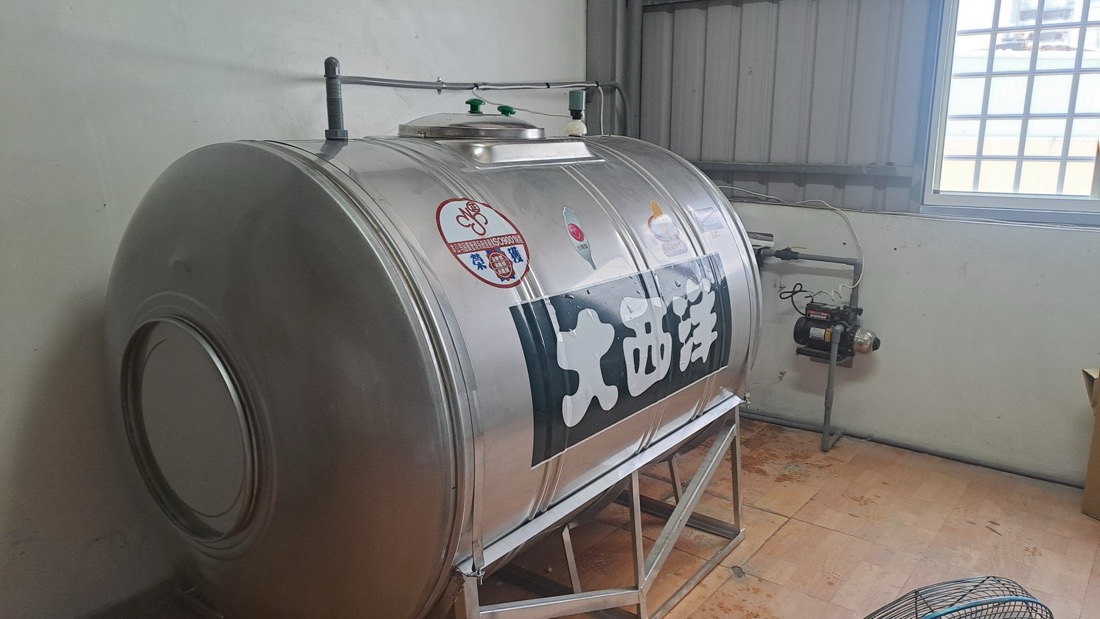 漏水查修：室內安裝大型臥式不鏽鋼大西洋水塔，旁配加壓馬達與配管系統。
